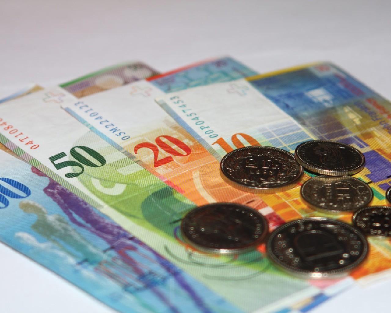Швейцарские франки в рубли. Швейцарский Франк. Швейцарский Франк валюта. Деньги Швейцарии. Швейцарские банкноты и монеты.