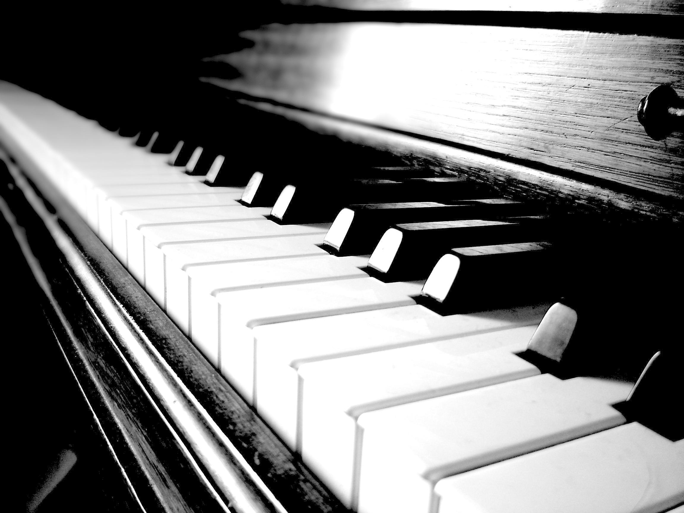 Снимаю с клавиши рояль. Клавиши фортепиано. Клавиши пианино. Черно белое пианино. Фортепиано.