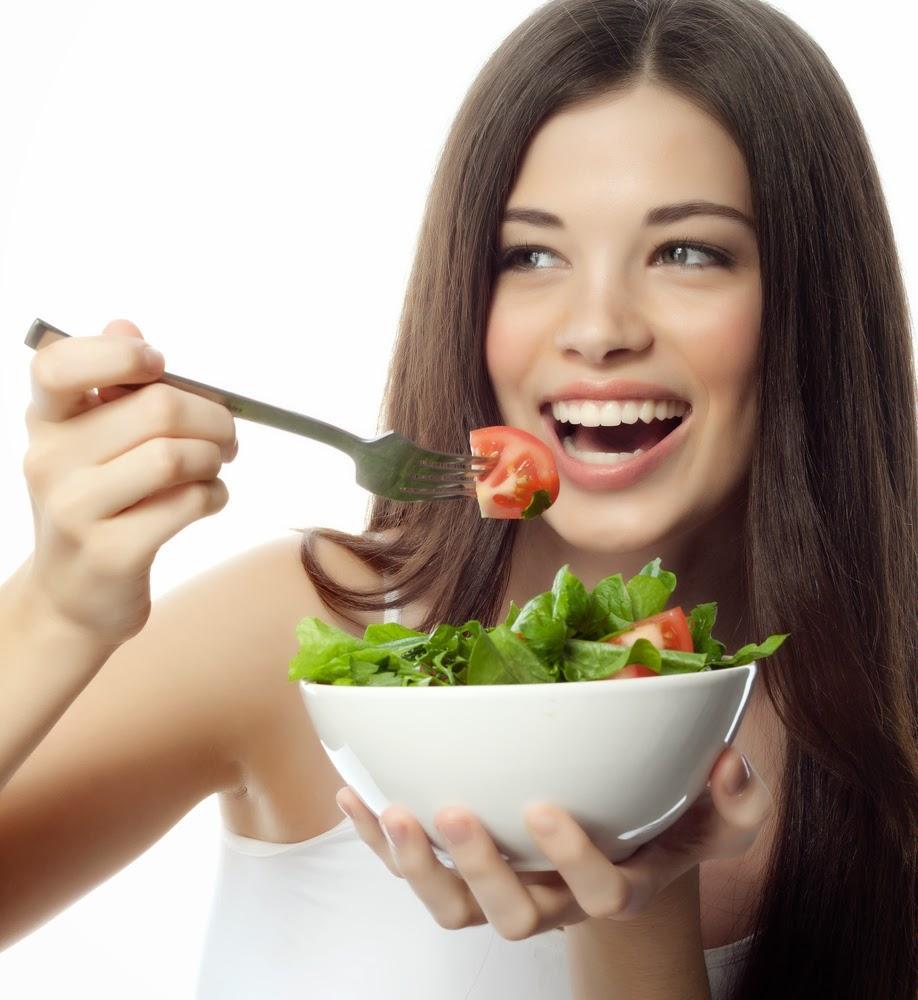 Люди повышенного питания. Здоровое питание. Питание для красивой кожи. О женщина. Девушка ест салат.