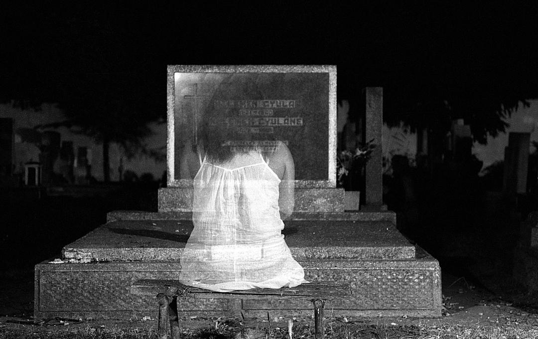 На шее мужика сидел призрак. Место на кладбище. Фото души человека после смерти.