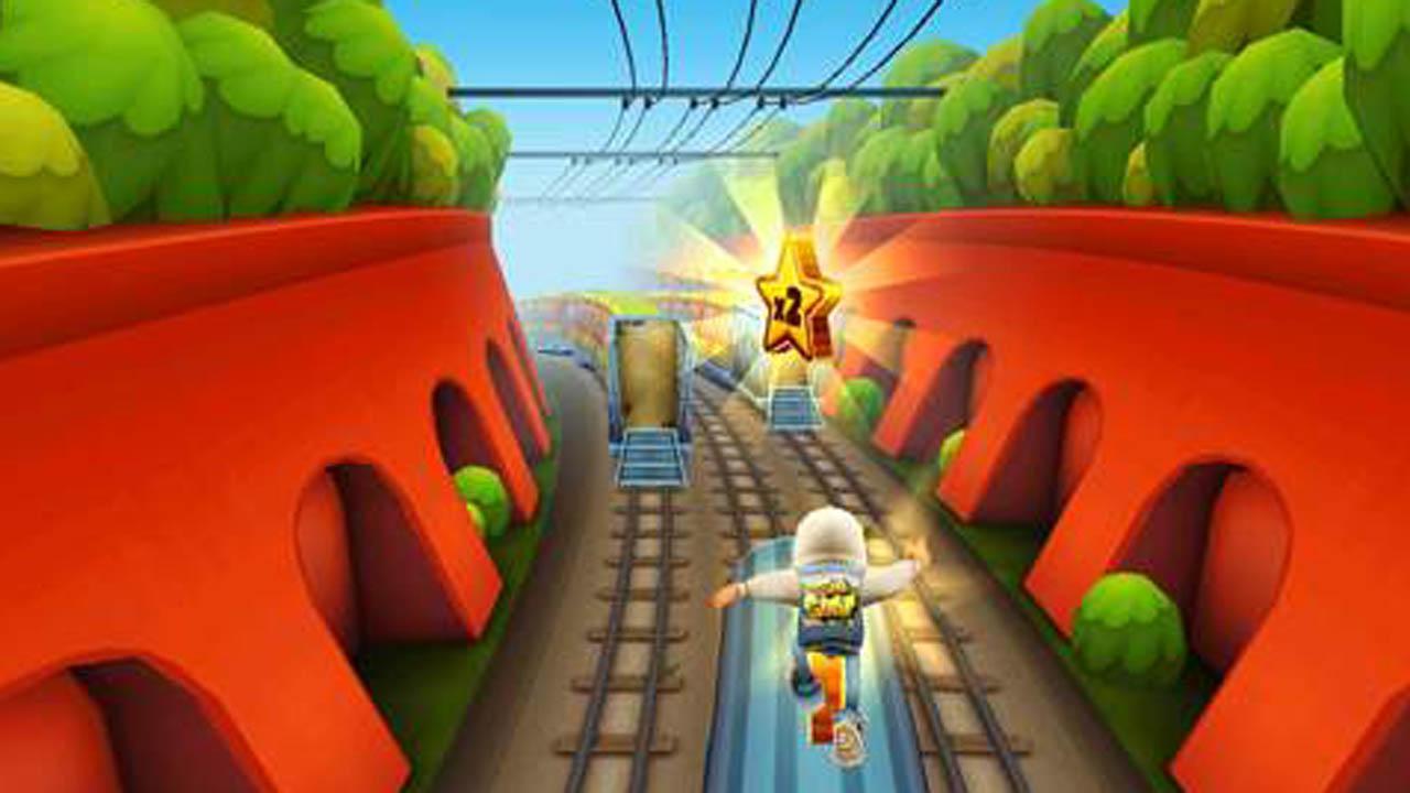 Игры где бежит мальчик. Сабвей сёрф монетки. Игра бегалки Subway Surfers. Сабвэй сёрферс бег. Игра мальчик бегает.