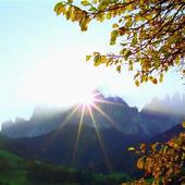 Morning sun in the mountains ícone