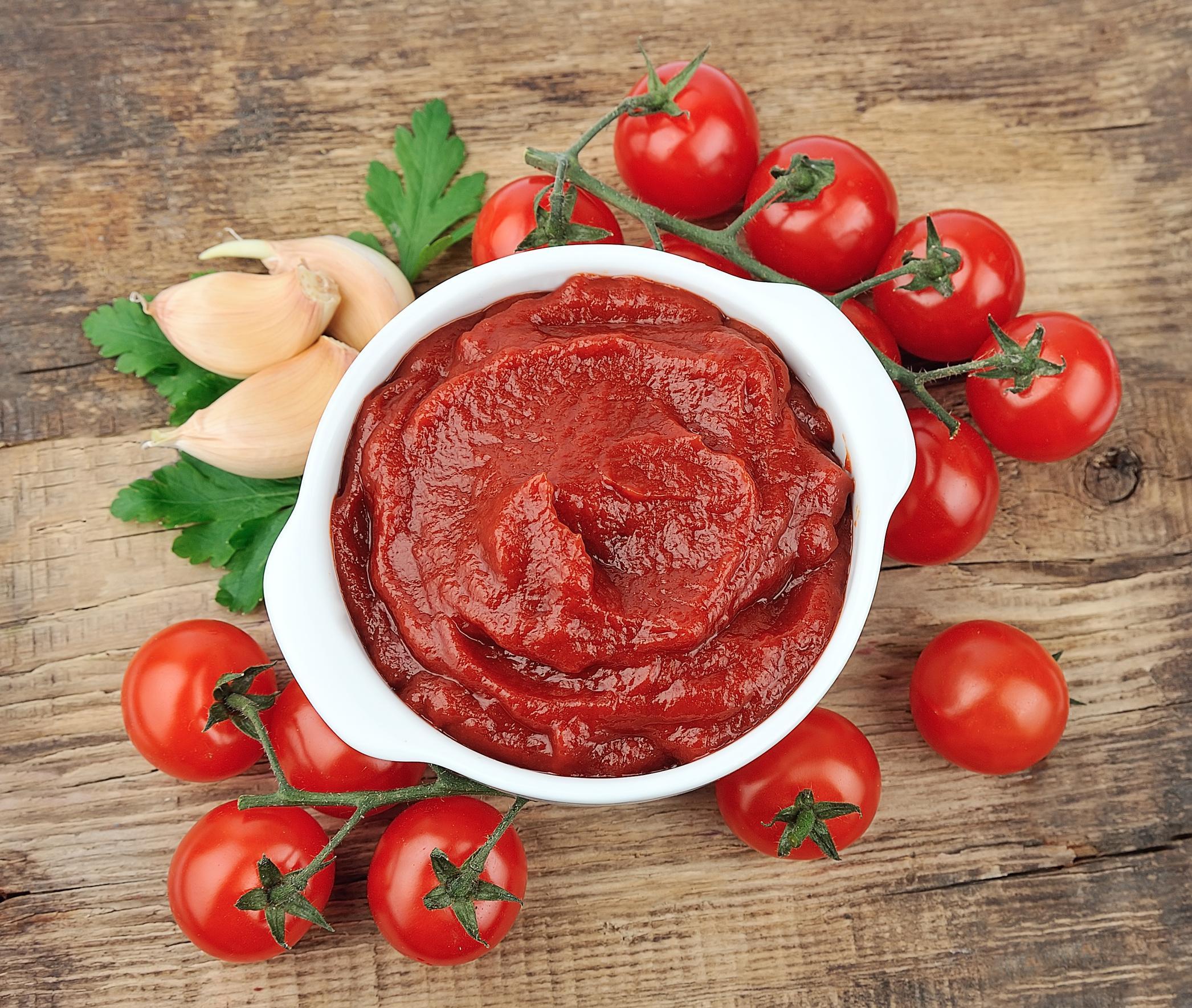 Томатная паста с луком и чесноком. Томатная паста Pomodoro. Сыроедческий кетчуп. Томат паста. Соус из помидор.