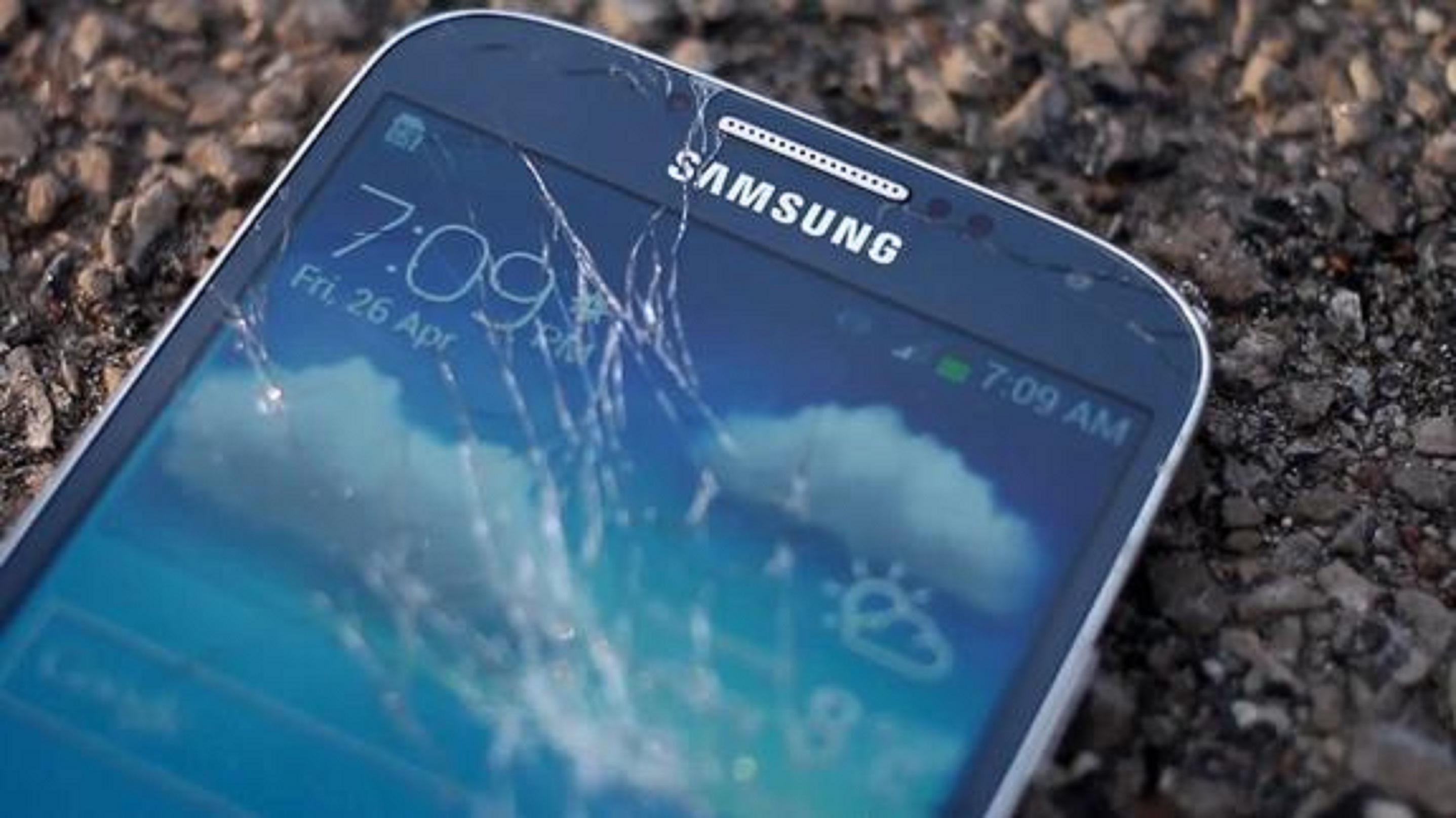 Разбил самсунг. Samsung Galaxy. Экран телефона самсунг галакси. Samsung Galaxy 4 + экран. Сломанный самсунг.