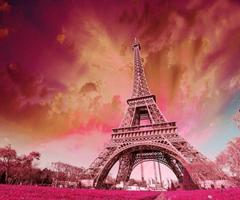 Eiffel Tower Wallpaper HD скриншот 1