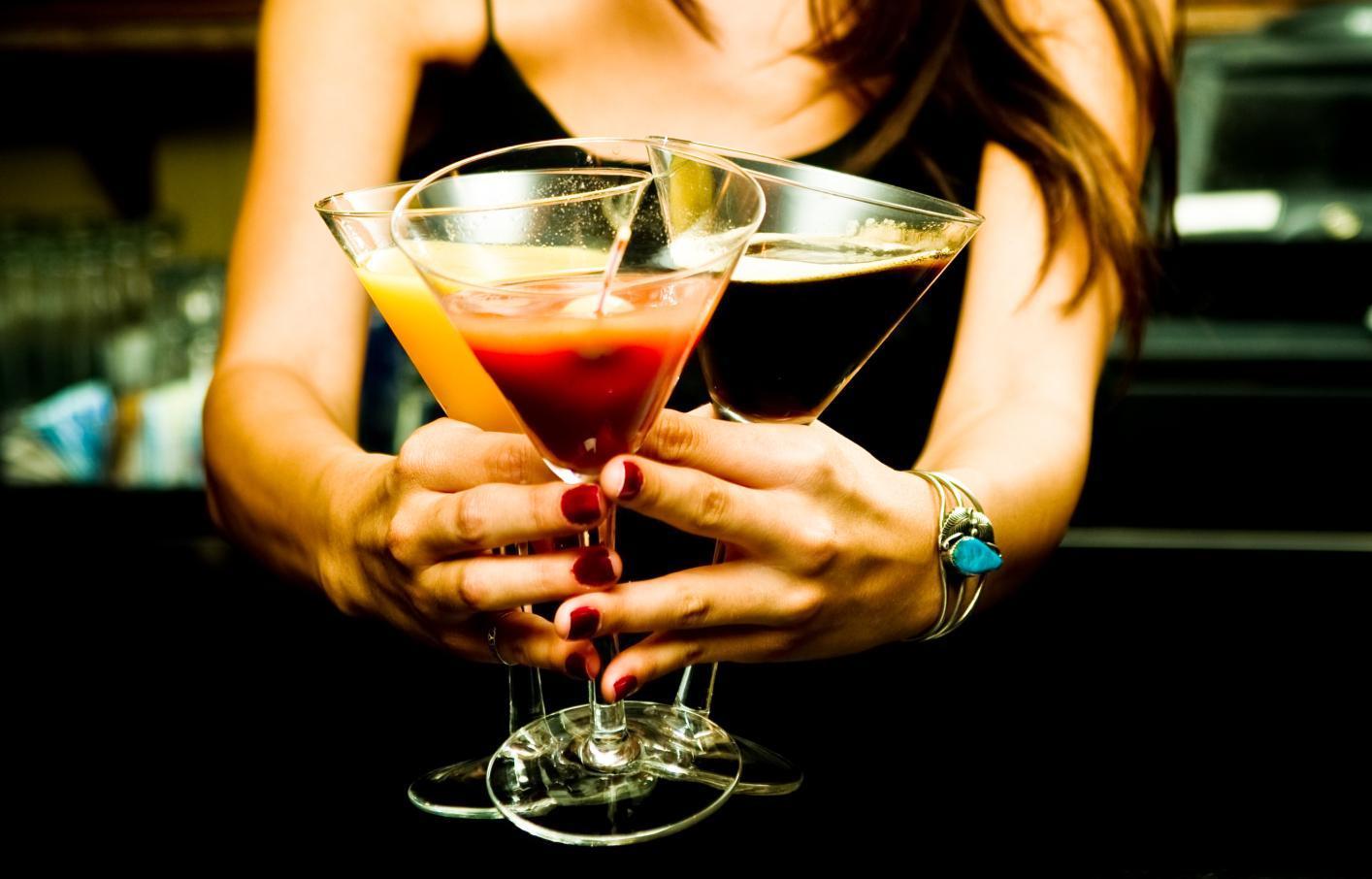 Бармен бокал вина. Девушка пьет коктейль. Коктейли на барной стойке. Девушка с коктейлем. Девушка пьет коктейль в баре.