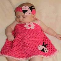 Woman Knitted baby clothes penulis hantaran