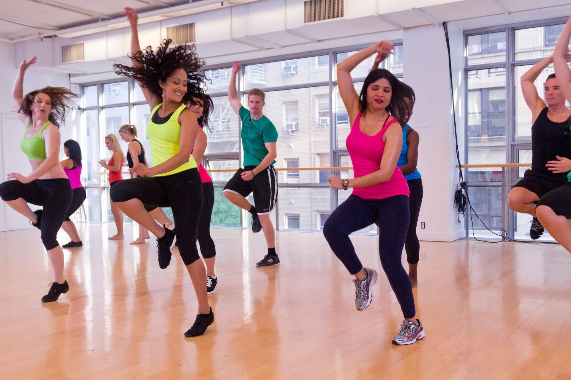 Dance exercise. Танцы Zumba Fitness. Хай-Импакт аэробика. Танцевальная аэробика для похудения.