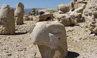 Escape From Mt Nemrut Statues 海報