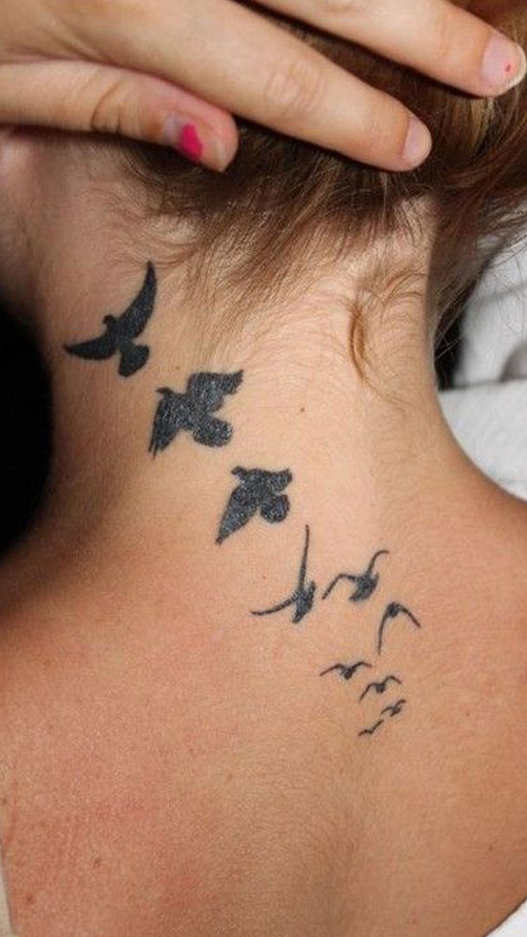 Птичка на шею. Тату птицы. Татуировки женские. Тату на шее женские. Тату птички на шее.