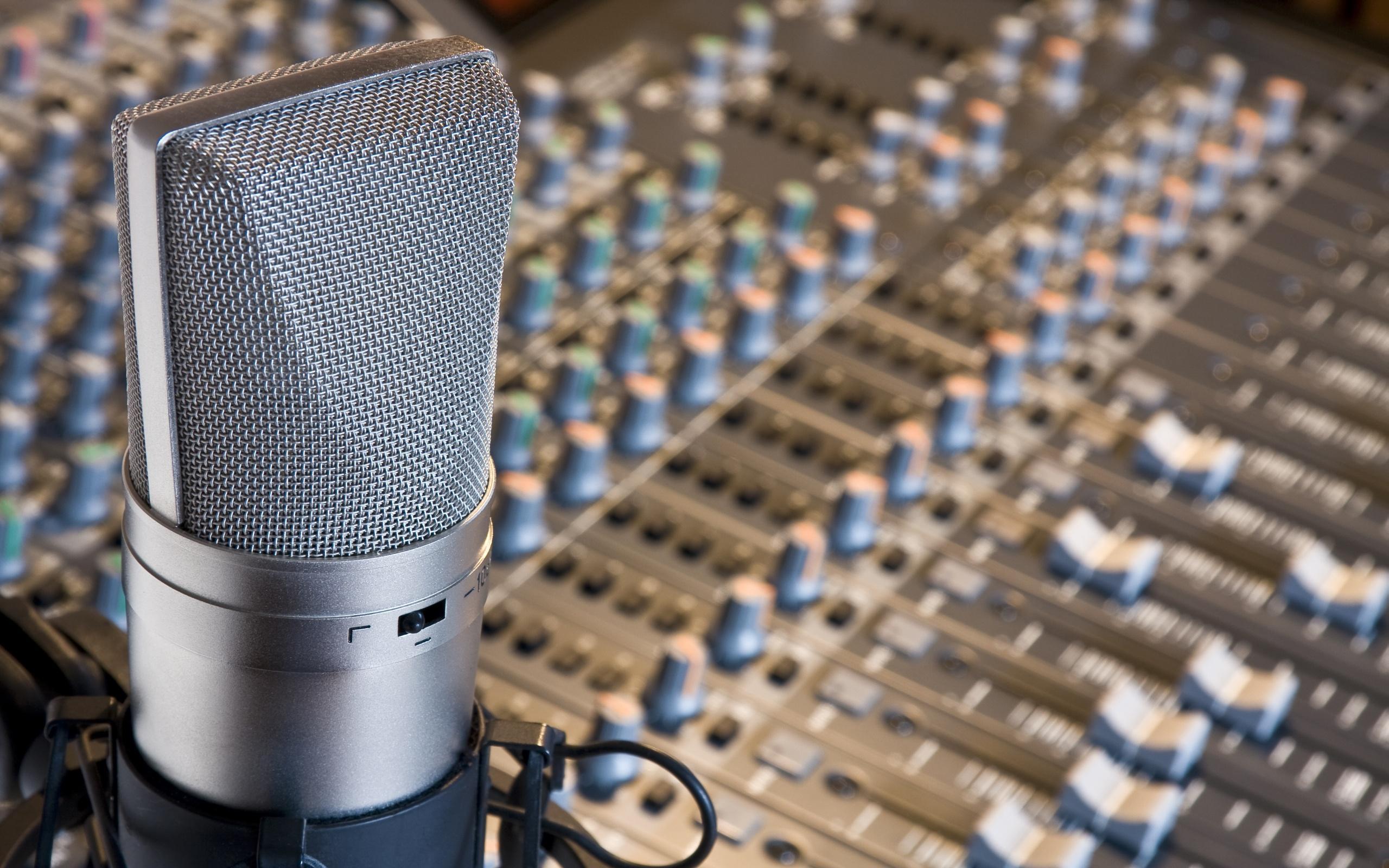 Звуко запись. Студия звукозаписи FL Studio. Микрофон для звукозаписи. Студия звукозаписи микрофон. Звуковое оборудование.