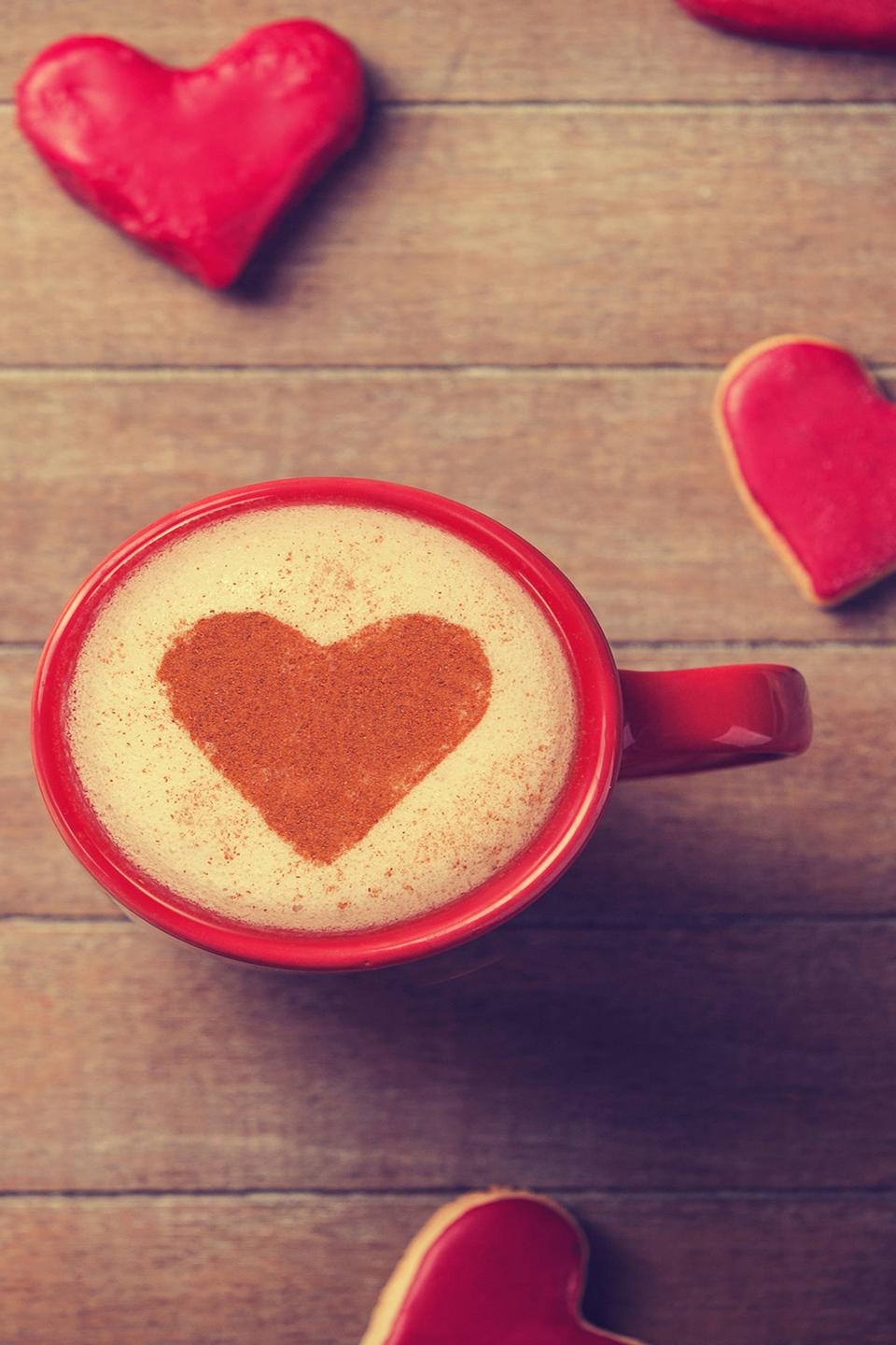 Доброе утро мужчине сердечко. Кофе с сердечком. Картинки с добрым утром с сердечками. Чашка кофе с сердечком. Сердечки романтика.