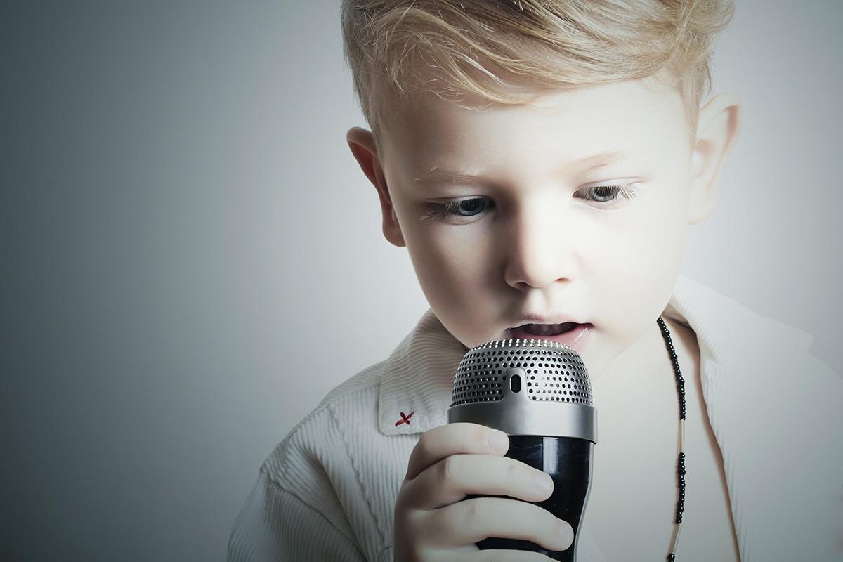 Дети поют караоке. Малыш с микрофоном. Мальчик с микрофоном. Дети поют. Школьник с микрофоном.