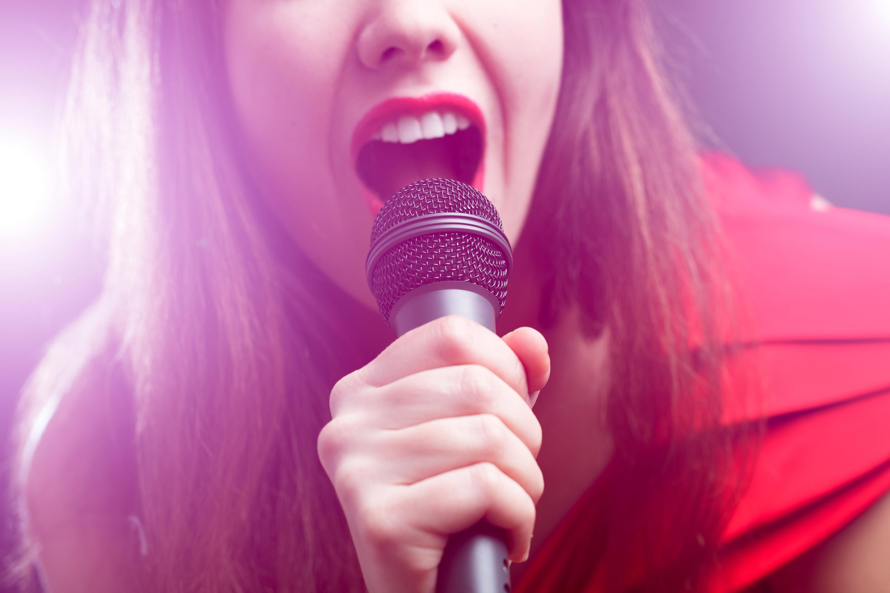 Музыка для микрофона петь. Девушка поет. Поет в микрофон. Женщина с микрофоном. Красивая девушка поет.