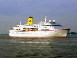 Cruise Liner Ships Wallpapers постер