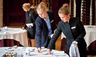 F and B OPERATIONS MANUAL Cartaz