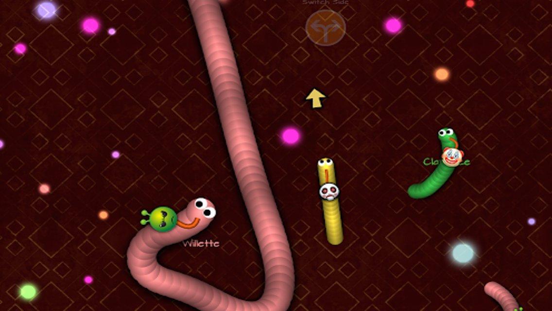 Игра на телефоне червяки. Игра червячки. Игра червяк ползает. Игра червяк ползает ужасы.