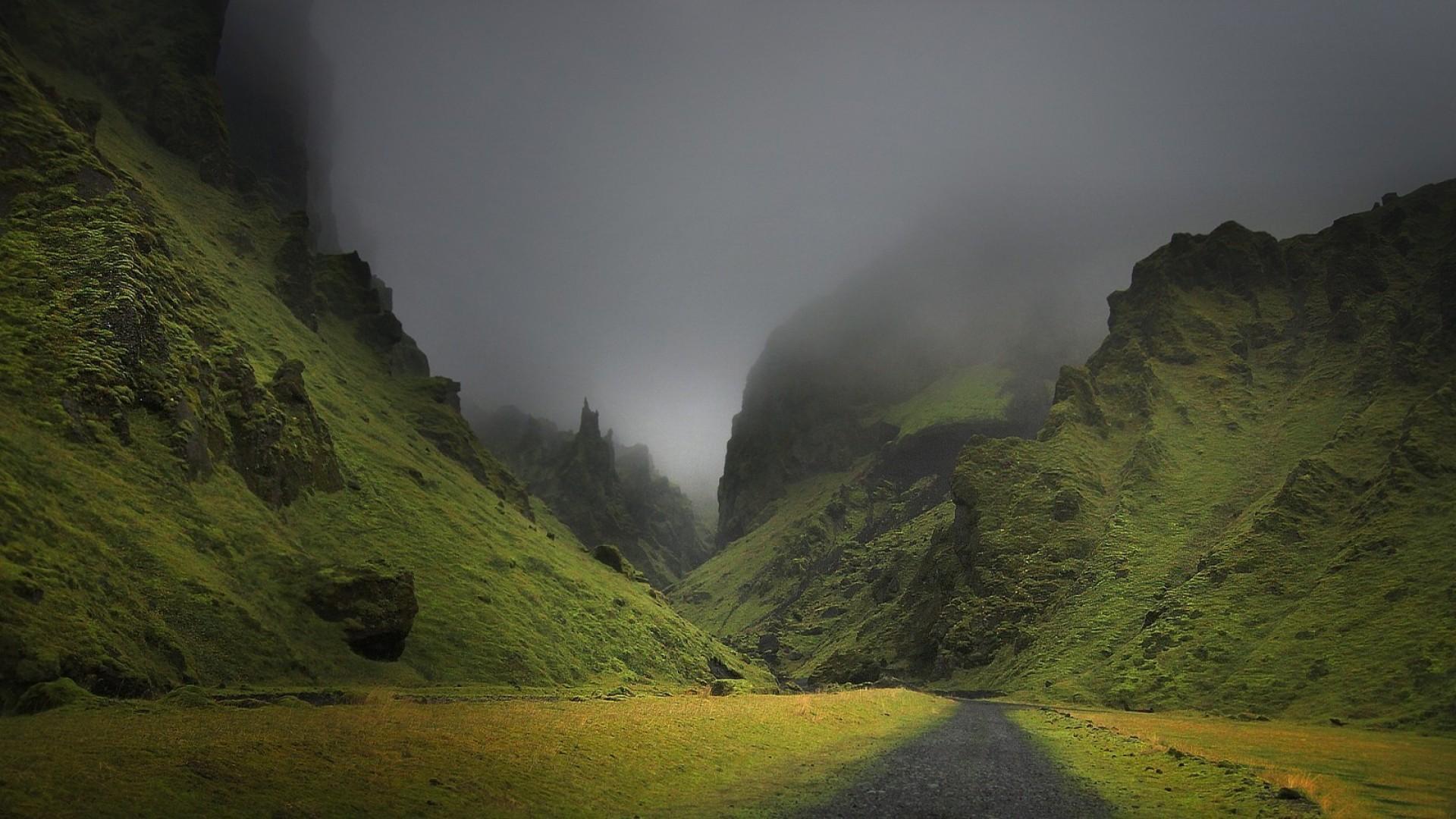 Влажный холм. Ирландия ущелье Данло. Туманные холмы Ирландии. Green Hills зеленые холмы Ирландии. Ущелье Борго Трансильвания.