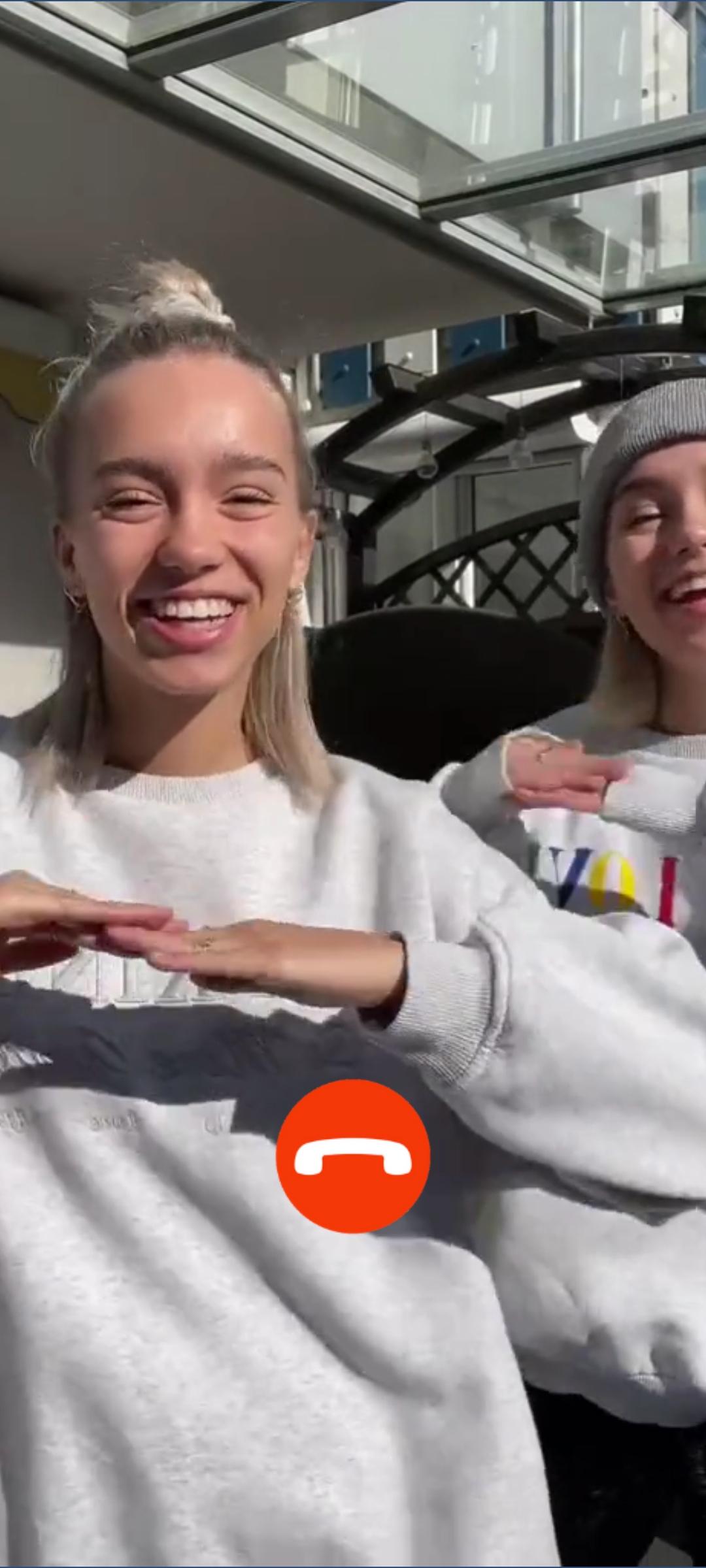 Lisa and Lena Mantler Fake Video Call APK for Android Download
