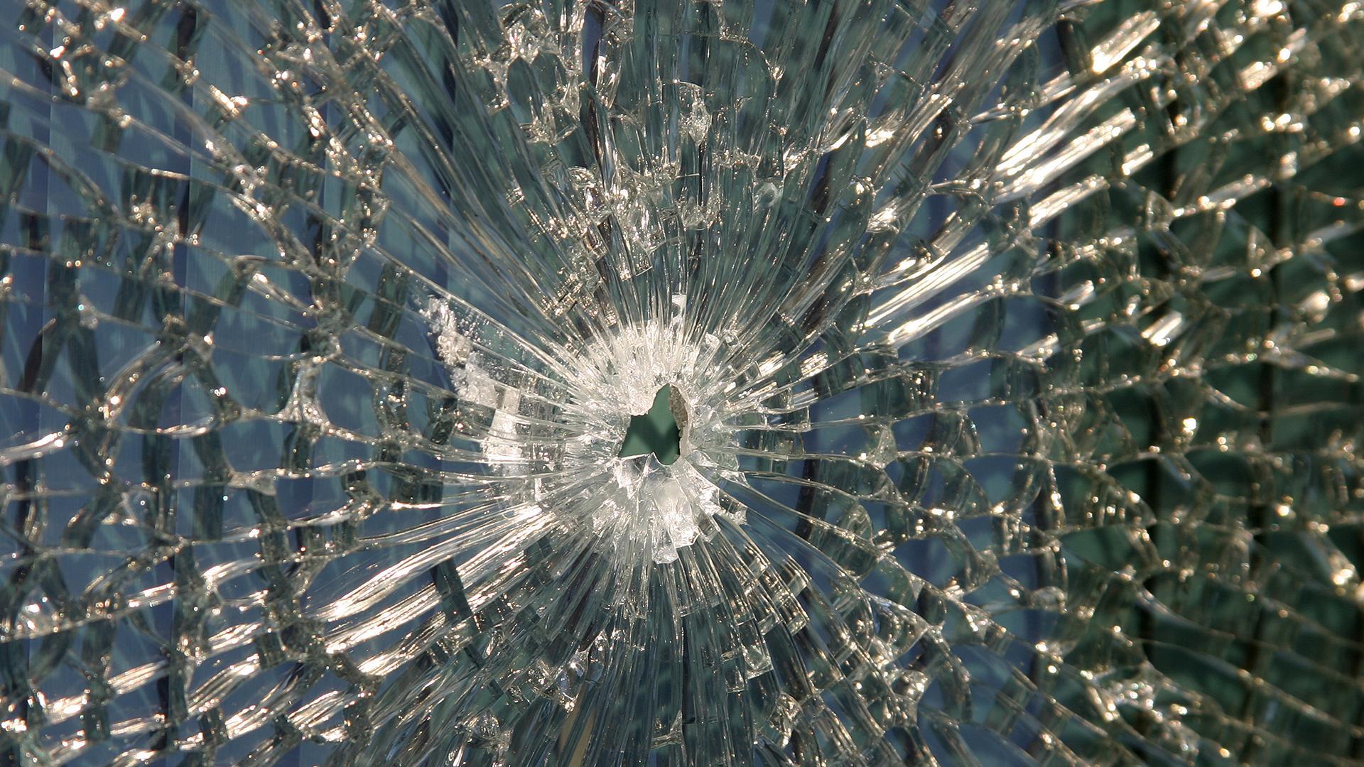 Обои разбитого стекла. Разбитое стекло. Разбитый экран. Разбитый монитор. Треснутое стекло.