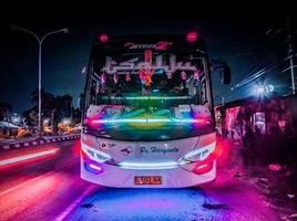 برنامه‌نما تصویر زمینه اتوبوس شب عکس از صفحه