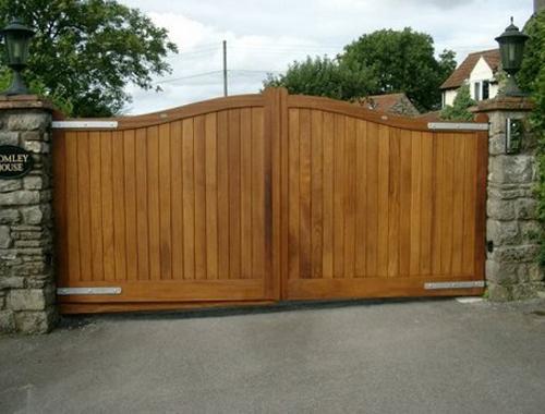 conception de cloture et de porte en bois