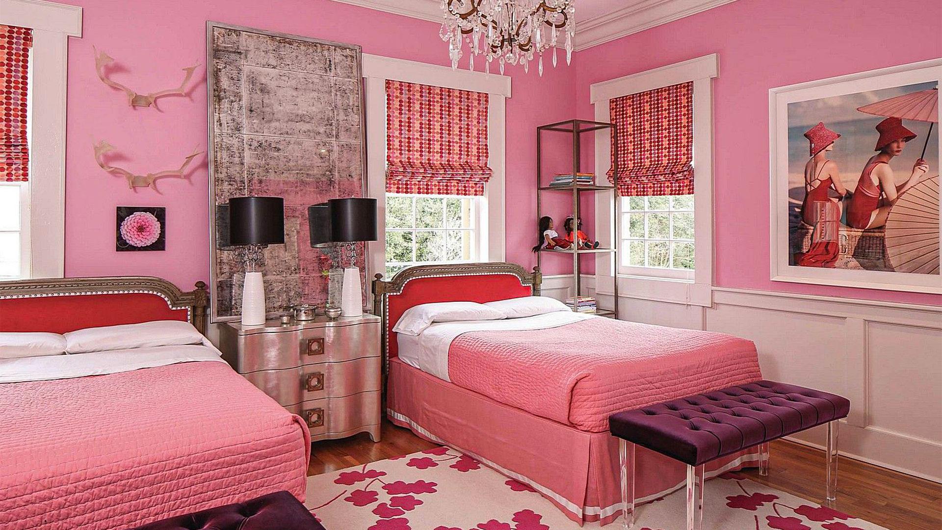 Спальня в розовых тонах. Спальня для девочки в розовых тонах. Розовые стены в спальне. Розовый интерьер комнаты.