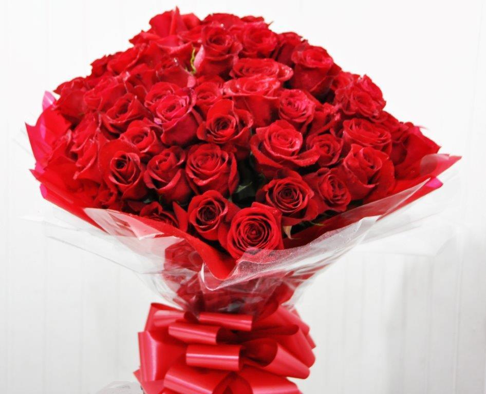 Сонник красный букет. Большой букет красных роз. Букет красных и розовых роз. Букет красных роз крупным планом. Розы подарок девушке.