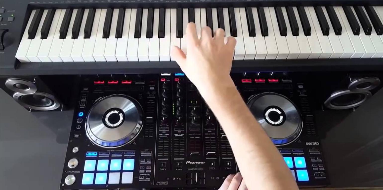 Сделай последнюю музыку. Пианино для диджея. Пиано диджея. DJ SOUNTEC. Диджей с зубами пианино.