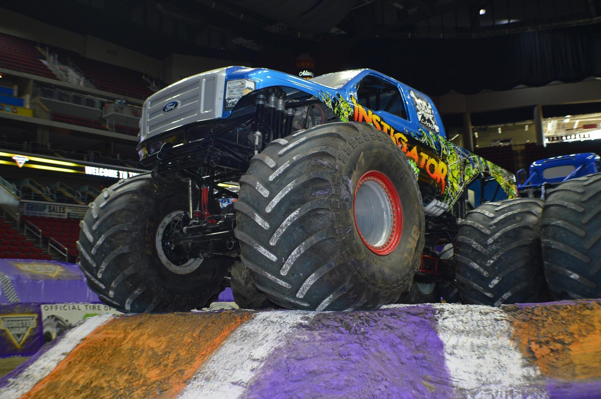 Трак поинт. Monster Jam тягач. Монстр трак фура. Монстр трак супер шины. Monster Jam фура.