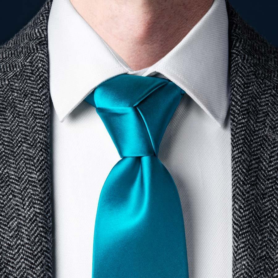 Завязываем мужской галстук видео. Тринити галстук. Узел Тринити галстук. Три узла на галстуке. Узел Элдридж галстук.