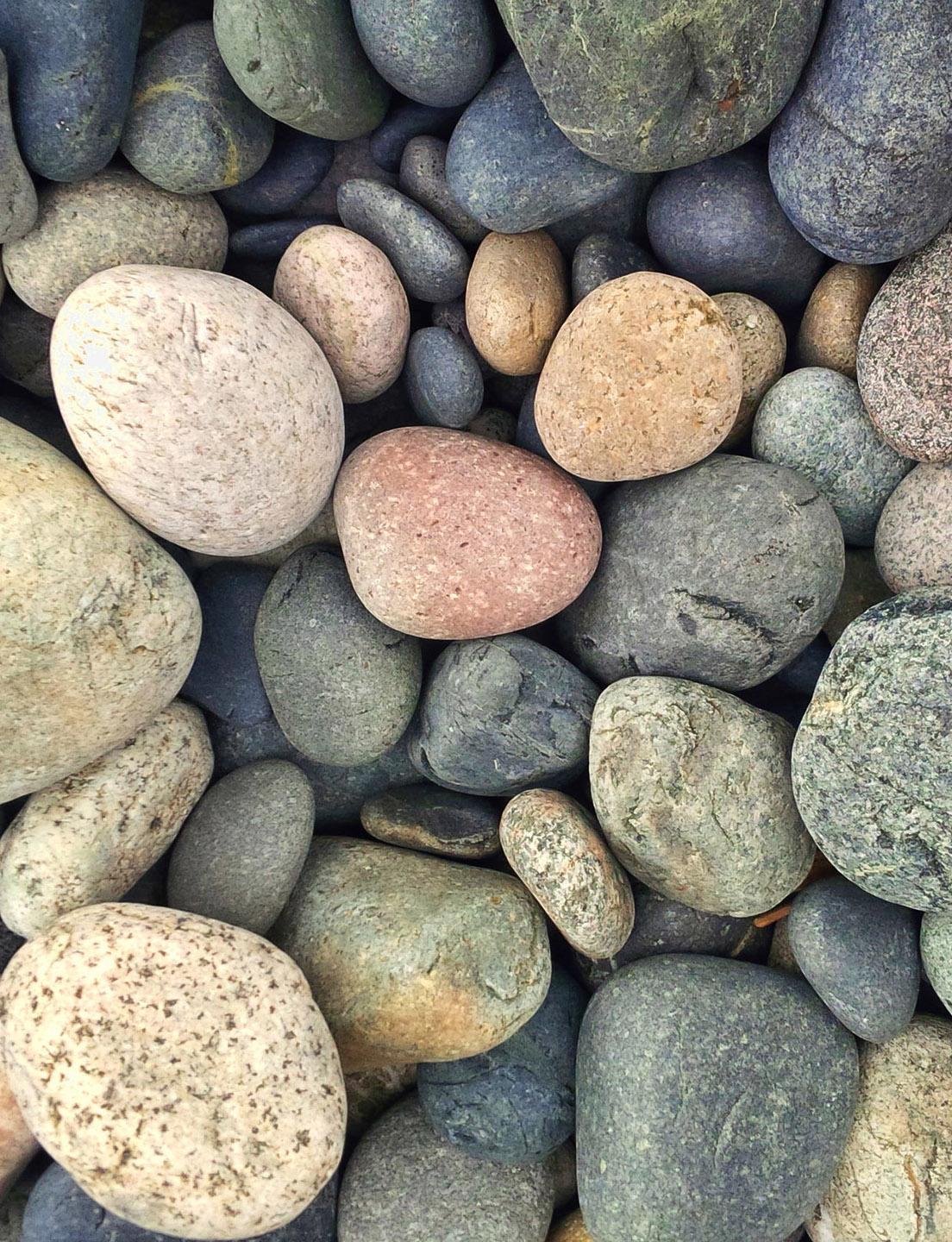 Stone телефон. Камни на земле. Красивые камушки. Булыжник. Камень булыжный.