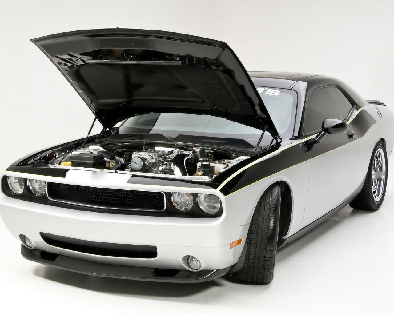 Машина без капота. Dodge Challenger капот. Открытый капот Додж Челленджер. Dodge Challenger с открытым капотом. Мотор Додж Челленджер.