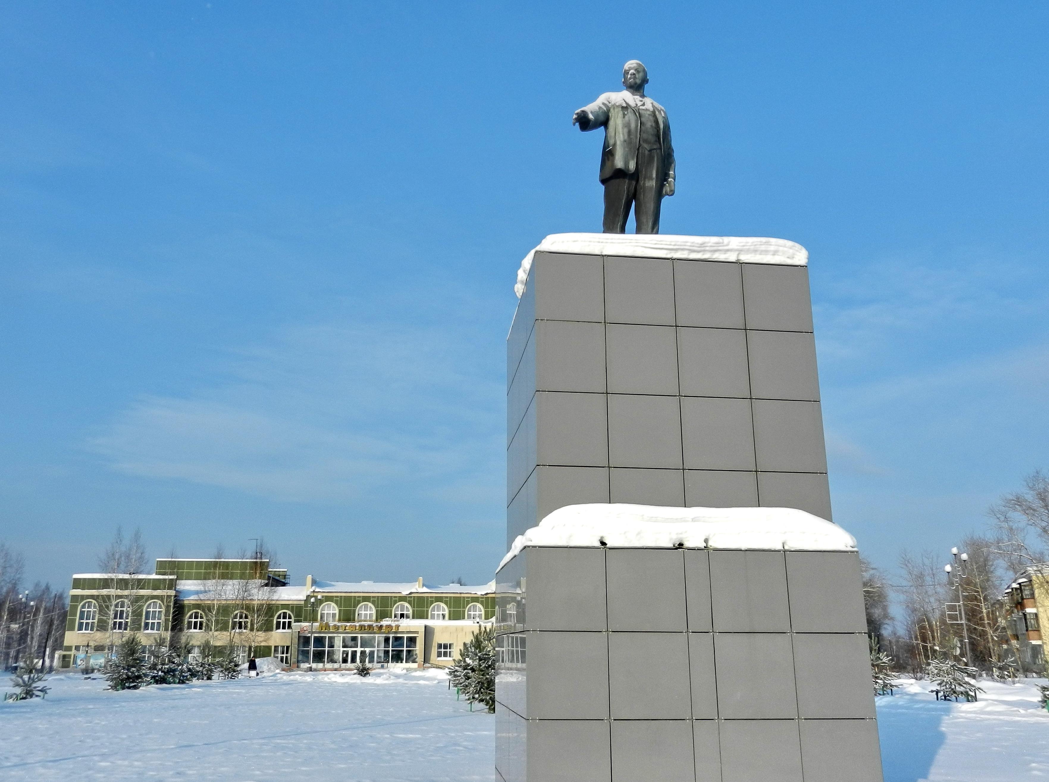 Погода свердловская область красноуральск на 10 дней. Памятник Ленину в Красноуральске. Мемориал Красноуральск. Красноуральск достопримечательности. Достопримечательности Красноуральска Свердловской.