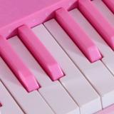 Piano Merah Muda