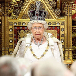 How rich is  Queen Elizabeth؟