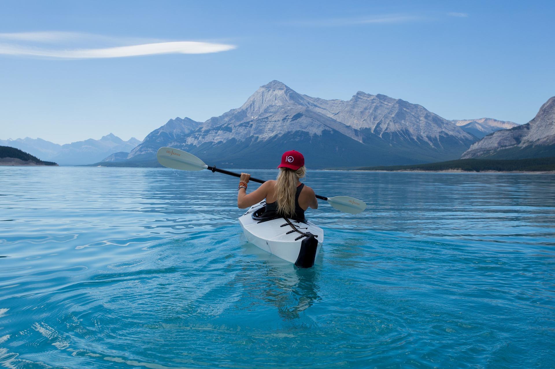 Adventure net. Озеро Рица каякинг. Весло Canoe Kayak. Девушка на байдарке. Лодка турист.