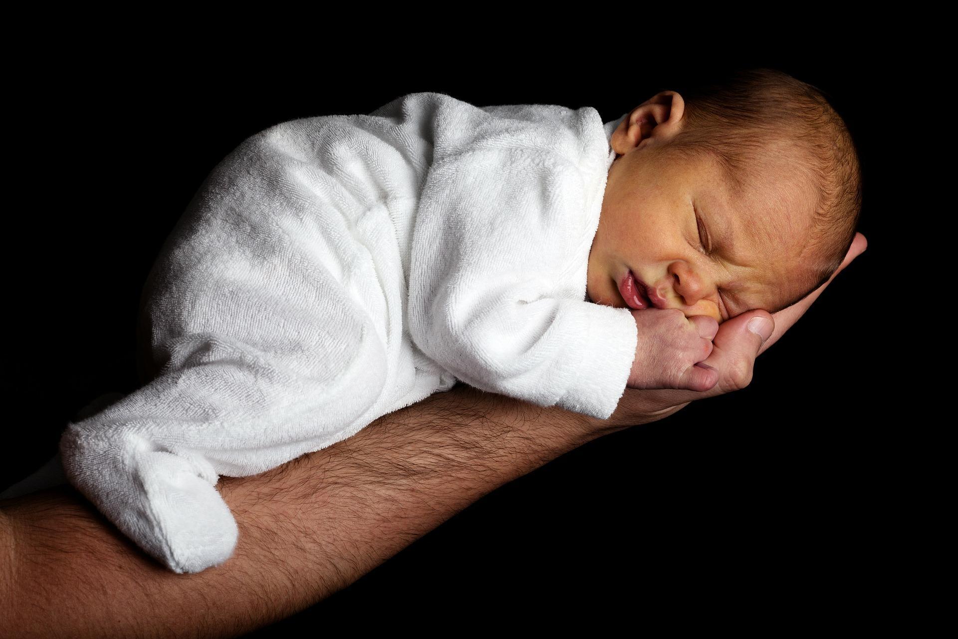 Сонник новорожденный на руках