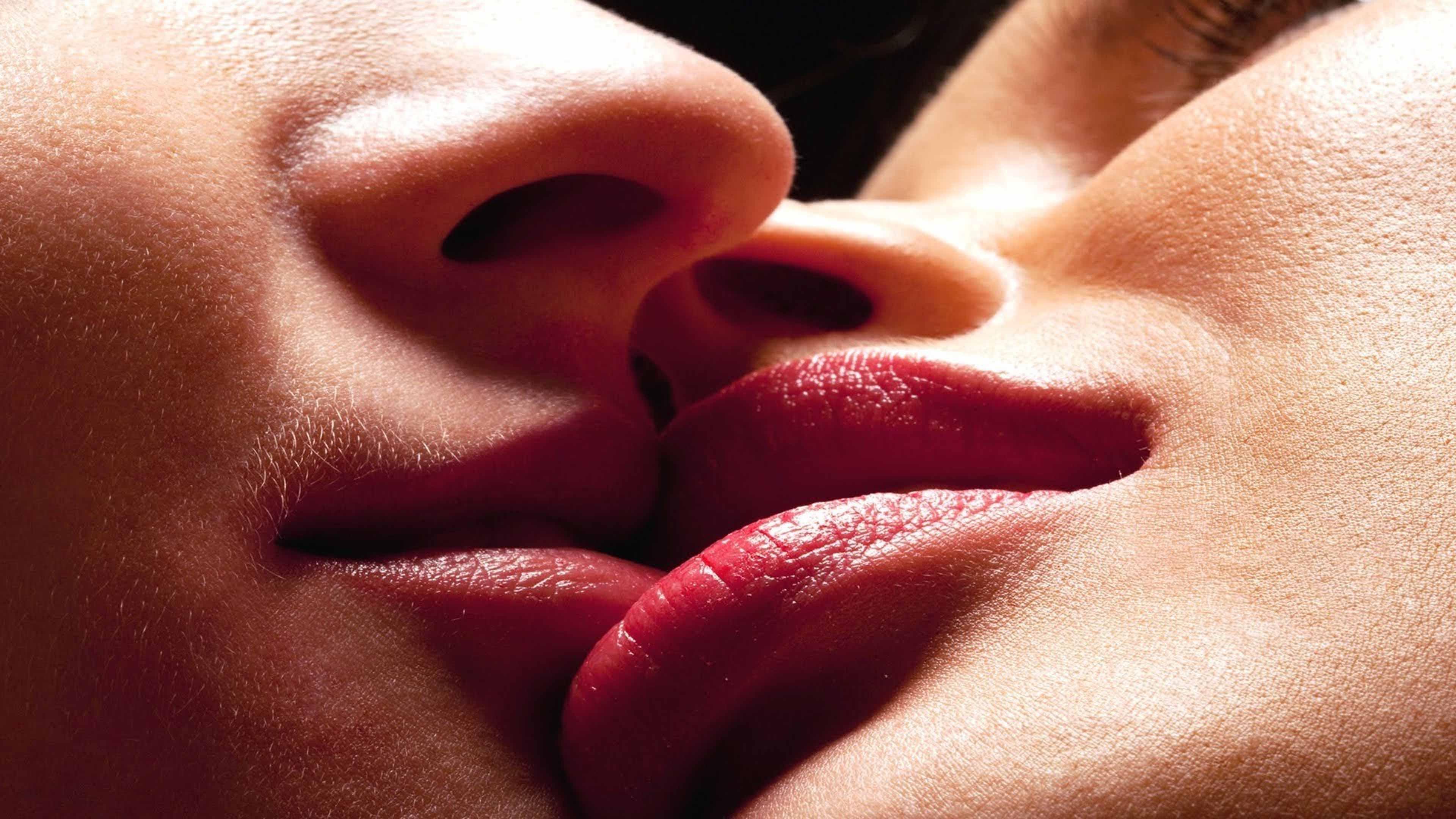 Мужчина лижет языком. Поцелуй. Поцелуй в губы. Фото поцелуя в губы. Поцелуй картинки.