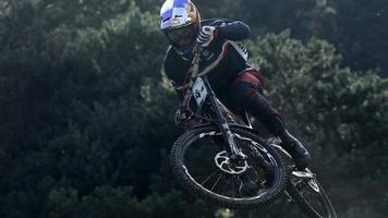 Downhill Mountain Bike Wallpap Cartaz