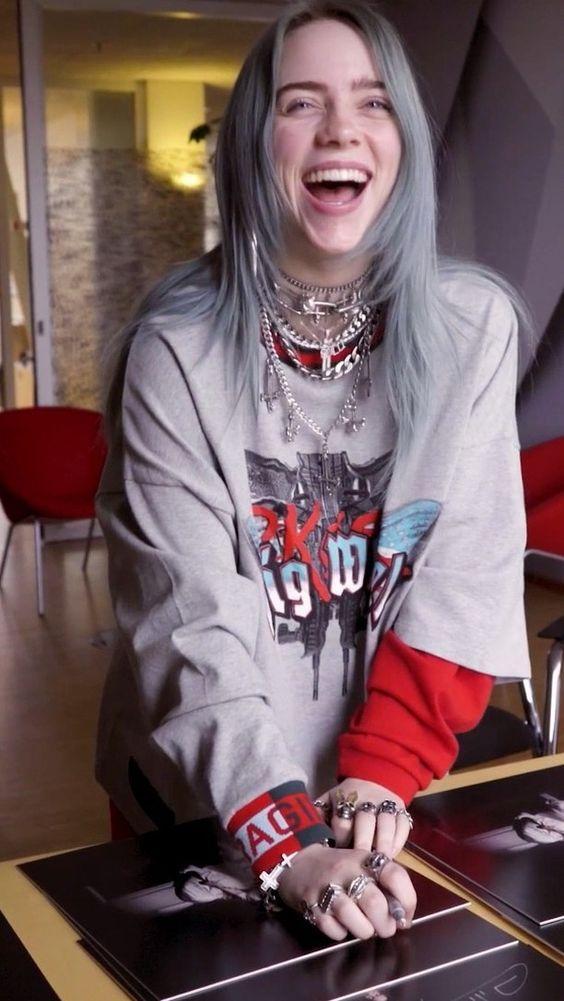 Wallpaper Home Screen Billie Eilish Smiling