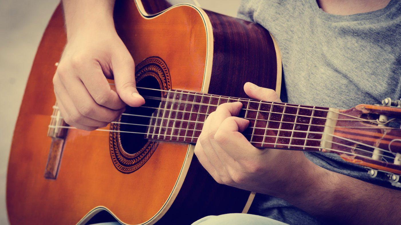 Давай сыграю на гитаре. Игра на гитаре. Человек с гитарой. Играющий на гитаре. Гитара в руках.
