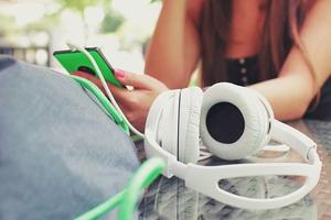 101.9 FM Radio stations online poster