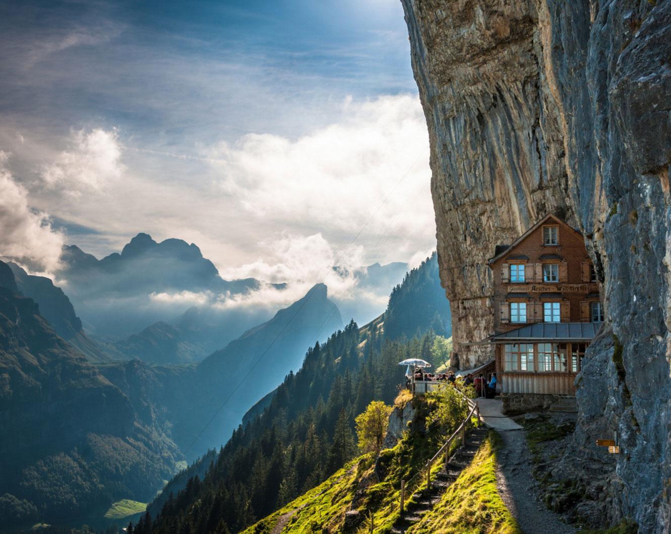 Amazing picture. Отель Aescher, Швейцария. Berggasthaus Aescher в швейцарских Альпах. Скала Aescher Швейцария. Форольо Швейцария.