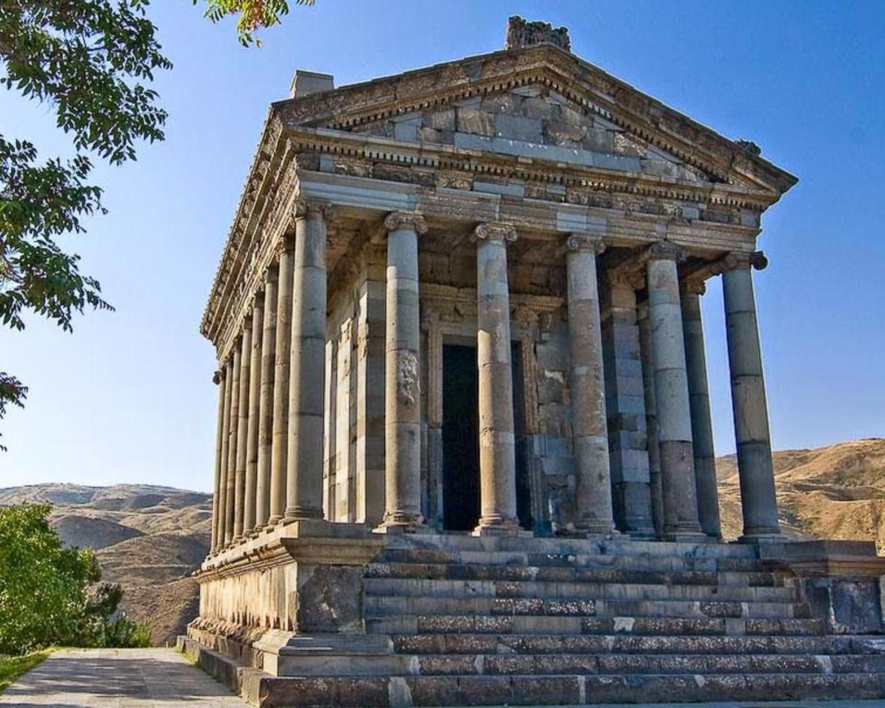 Roman temple. Храм Гарни ступени к храму. Римский храм. Римский храм в Ниме. Римские церкви высокие.