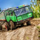 Modderwagen die offroad rijdt-icoon