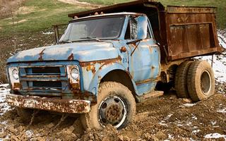 Modderwagen die offroad rijdt-poster