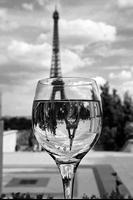 Eiffel Black and White Wallpaper تصوير الشاشة 2