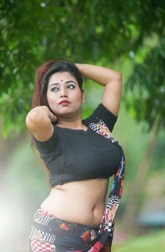 desi bhabhi im saree hot bauchnabel