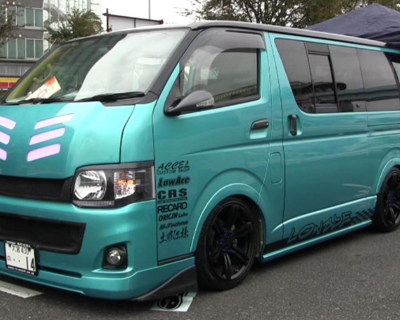 Тойота минивэн Hiace 2020